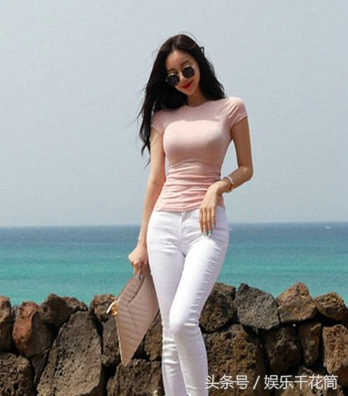 模特背对海边风景优美，当天以粉色为主题打扮更体现优雅的美