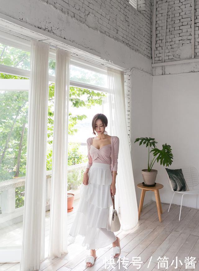 纤细的吊带连衣裙搭配很好的凸显脖颈曲线，清爽中透露着小性感