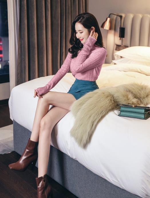 针织|李妍静一件紫色针织上衣配牛仔短裤