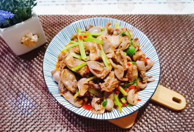 【鸡胗】10元能买一大盘的下饭菜,香辣脆嫩,可以再来一碗饭