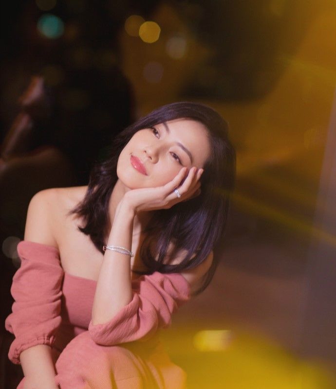 高圆圆身穿粉色抹胸长裙，露香肩玉骨，演绎极致的优雅!