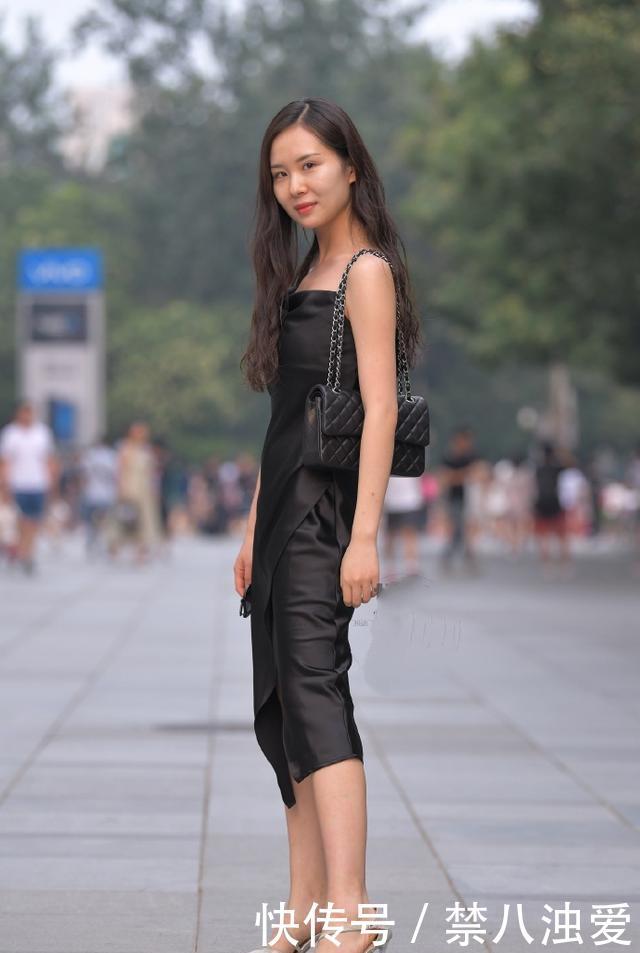  【印花】街拍：美女戴一副太阳镜，搭配印花连衣裙，街头气质感十足！