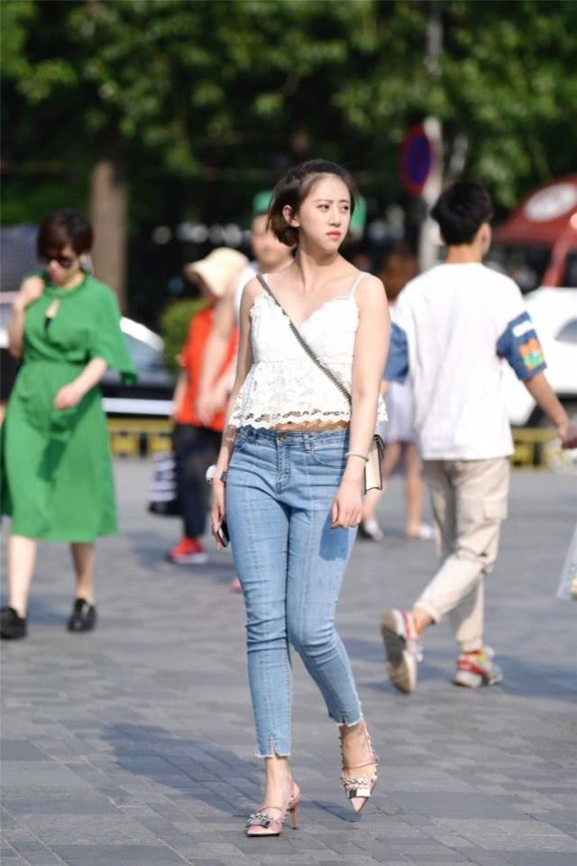 【时尚】街拍:小美女简洁又时尚的穿搭,让你魅力值满分