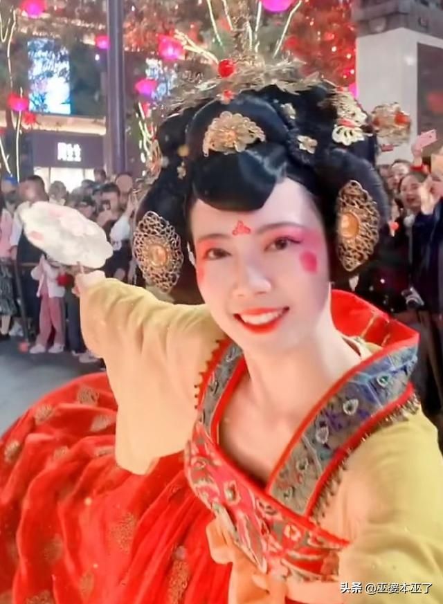 巧笑倩兮,美目盼兮。全网在求牵手的“大唐不倒翁女孩”终于火了