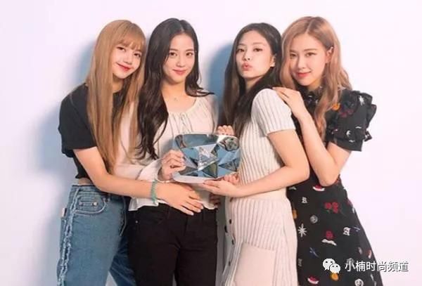 BLACKPINK Lisa 拼接牛仔裤搭配老爹鞋现身机场秀小蛮腰!