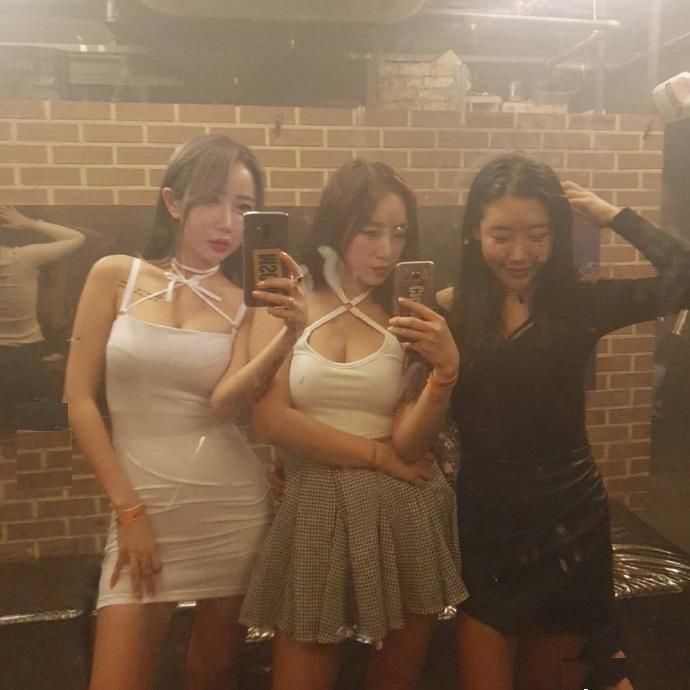 那些夜色下性感撩人的美女们 每个都是猎高富帅的好手!