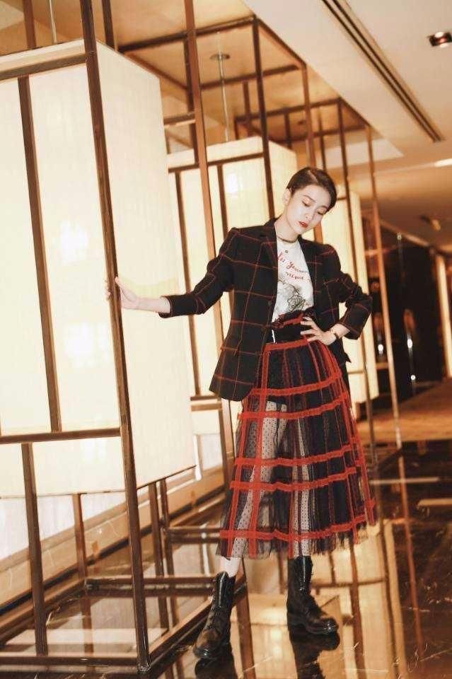 21岁的张雪迎时尚感爆棚，少女感更是满分，完美演绎青春正好时！