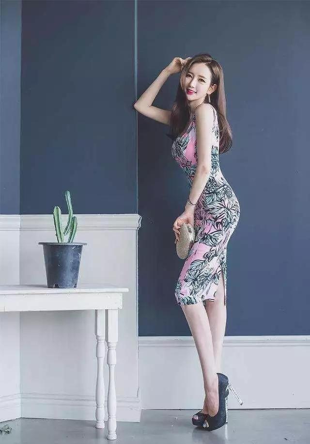 拥有优美曲线身材的漂亮女性, 不试试包身裙展现风采太可惜