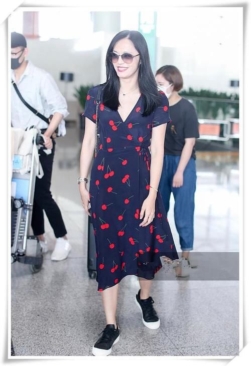 同穿樱桃裙,赵雅芝像年轻了20岁,姚晨凸出的肚子真让人尴尬!