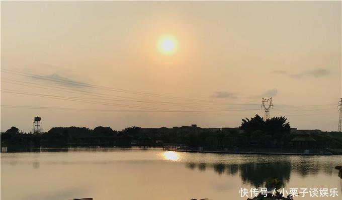  「夕阳西下」夕阳西下，晚霞满天，野渡舟横，佛山有一个天空之镜美景