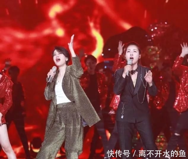「显腿短」毛阿敏罕见现身机场,穿陶瓷衬衫配五分裤亮相,57岁素颜也不见老