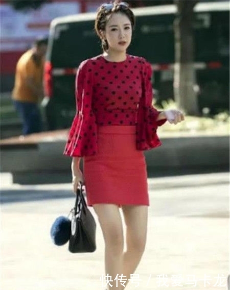  『气质』街拍：气质美女吊带连衣裙，展现温婉气质一双大长腿十分抢眼