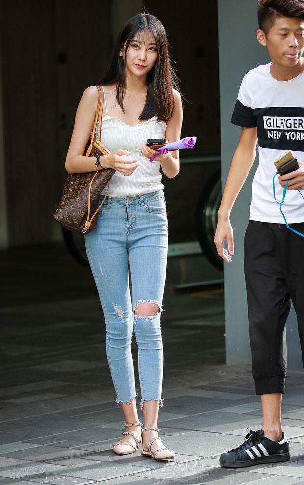 紧身裤的穿搭不失慵懒的味道，让青春的气息更加浓郁！