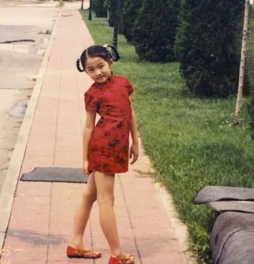 [正面]关晓彤《王牌》穿旗袍，正面美美哒，但看到背面 网友：心理暴击