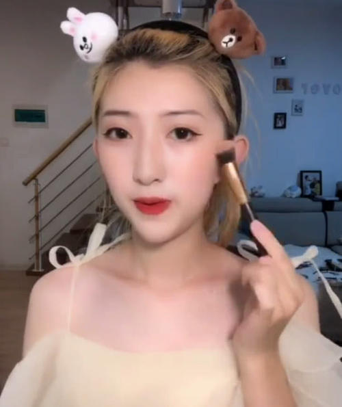 漂亮素颜妹子直播化妆，全程萌到不行，网友：小仙女就是你吧！