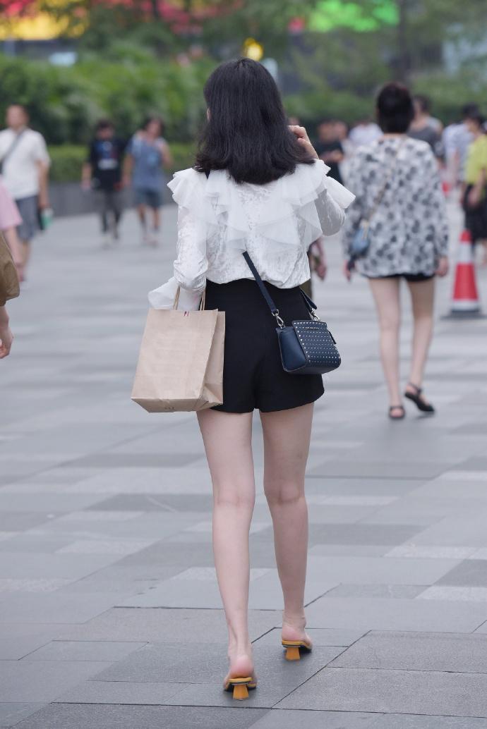「时尚女生们」街拍:相约时尚精致的穿搭,让时光记录你的美