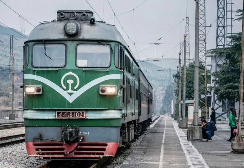 这个城市的火车免费坐,老外见到后惊讶不已,却不去尝试