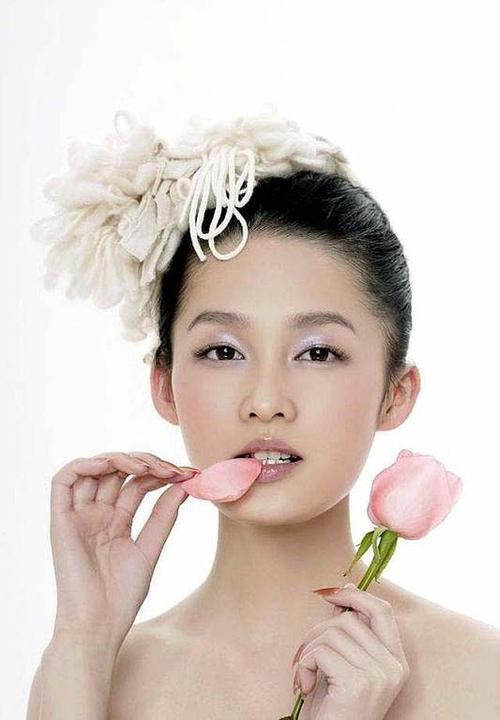 保守的李沁居然在发布会上这么穿，坐下来什么都被看光啦！