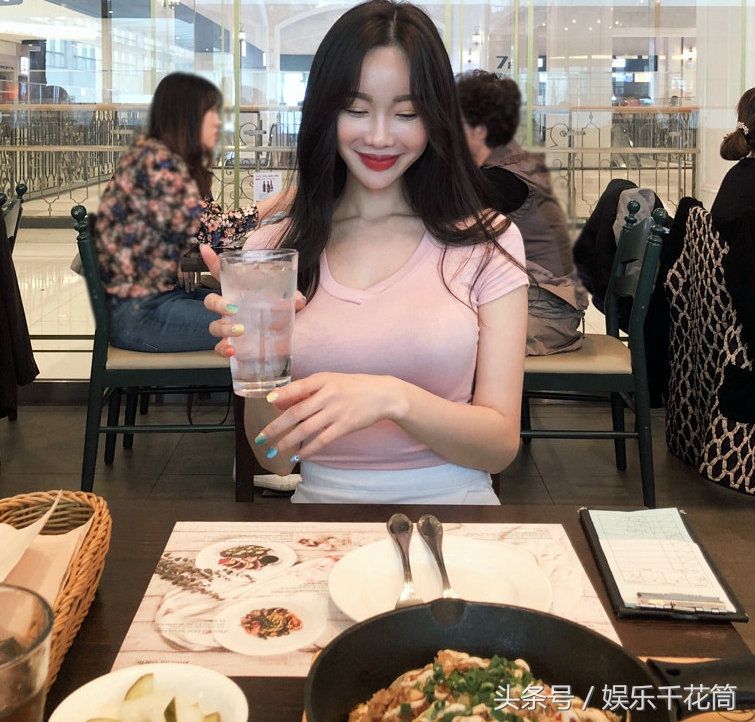 模特背对海边风景优美，当天以粉色为主题打扮更体现优雅的美