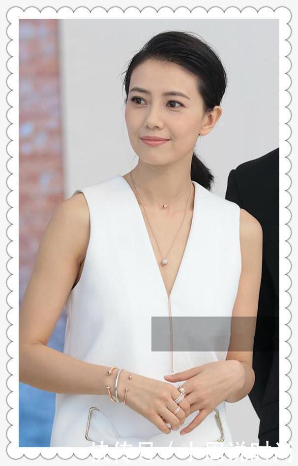 当俞飞鸿和高圆圆同穿深V裙那一刻,我才知道什么叫气质如兰!!