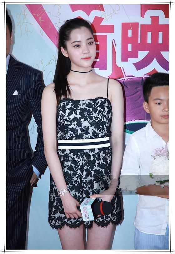 当秦海璐与欧阳娜娜同穿蕾丝裙，才知道女人和女孩的差距有多大！