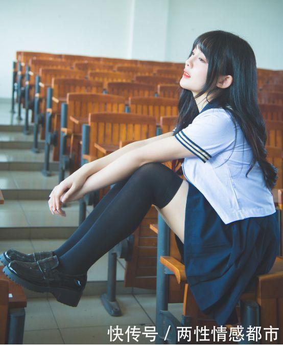 日式制服美女，十分清纯可爱，你喜欢吗