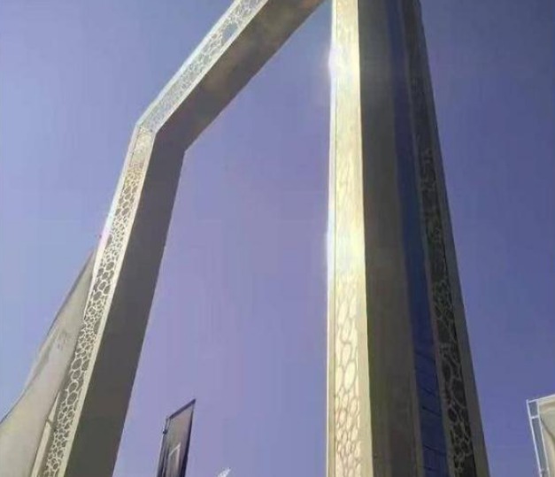 迪拜又逆天了，做个“金相框”：花3亿，网友：很有土豪范儿