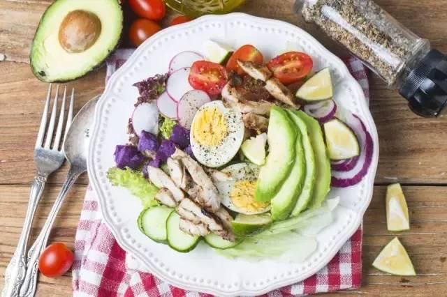 这里暗藏超模吃不胖的小秘密!腿长是天生的，瘦是吃出来的!