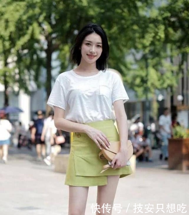  短裤：美女街拍靓丽可爱的小姐姐，时尚短裤的穿搭，青春范儿十足