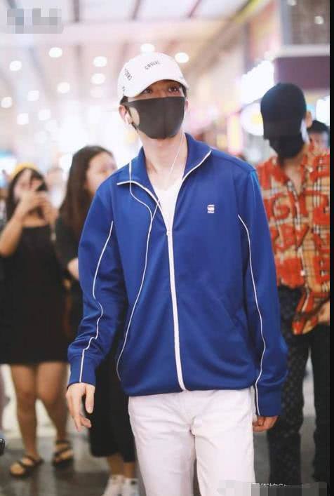 黄明昊、蔡徐坤同穿蓝色运动服,两人相差4岁,而气场却平分秋色