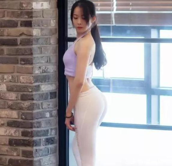 女神时尚：时尚的打底裤美女，穿出女性最美姿态！