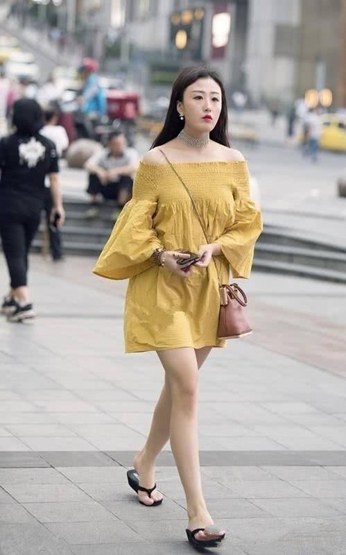 街拍：小姐姐穿着有种朦胧一抹小性感的感觉，显得十分青春靓丽