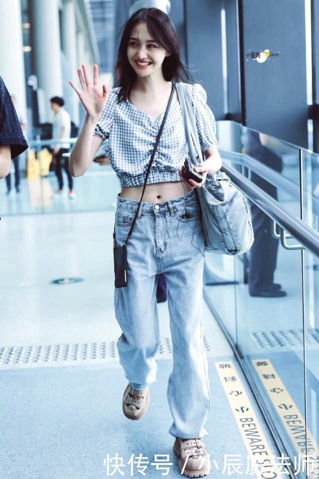 「显得」街拍:小姐姐的裙子是高腰的短裙,显得身材好