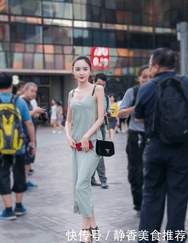  碎花旗袍■秋季出行，个子不高配什么鞋子好，一双高跟鞋必不可少