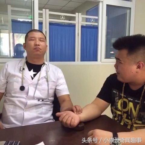 快手二驴直播时黑粉带节奏，他巧妙回应，分析网红收礼物少的原因