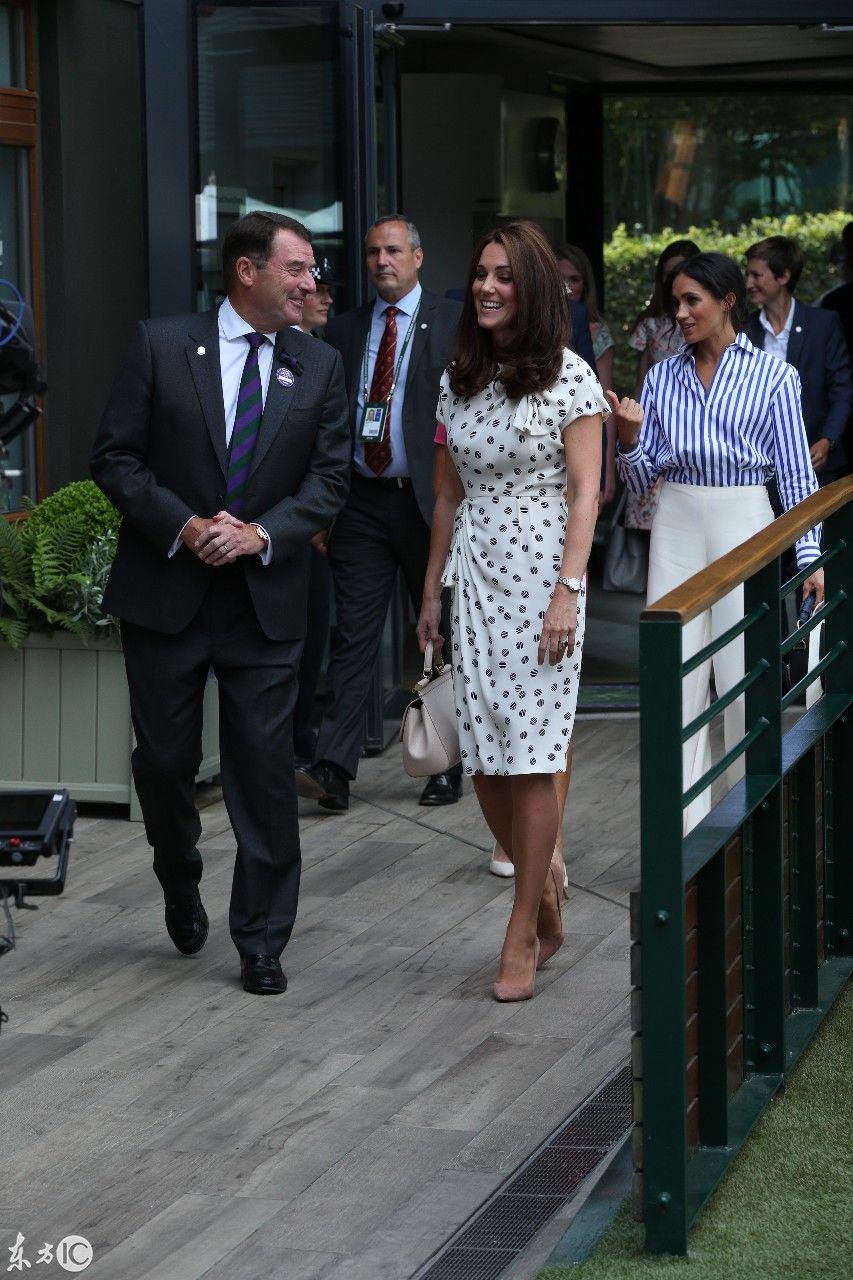 凯特王妃太会打扮,斑点裙秀出好身材!网友:完全不像刚生完孩子!