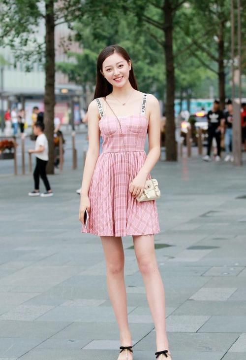  #服饰#路人街拍，小姐姐牛仔裤搭配卡其色休闲衫，美得格外出众