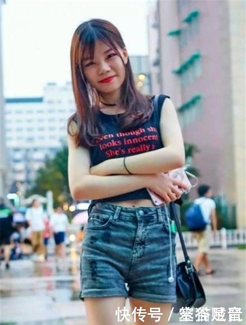 『带笑』街拍:美女白色穿修身短裙,身姿曼妙,眉眼带笑