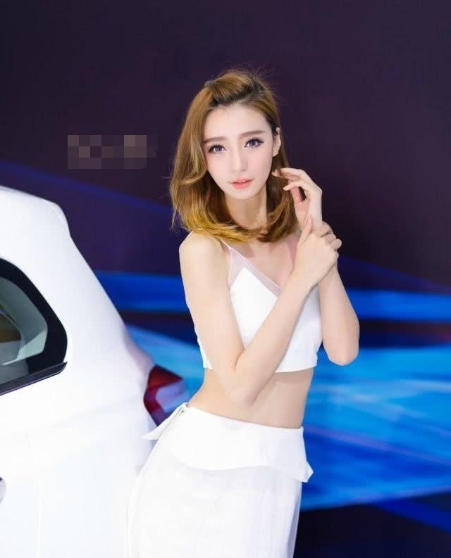  君越■君越车模穿薄纱裙，时尚靓丽，露白皙皮肤，颇为养眼