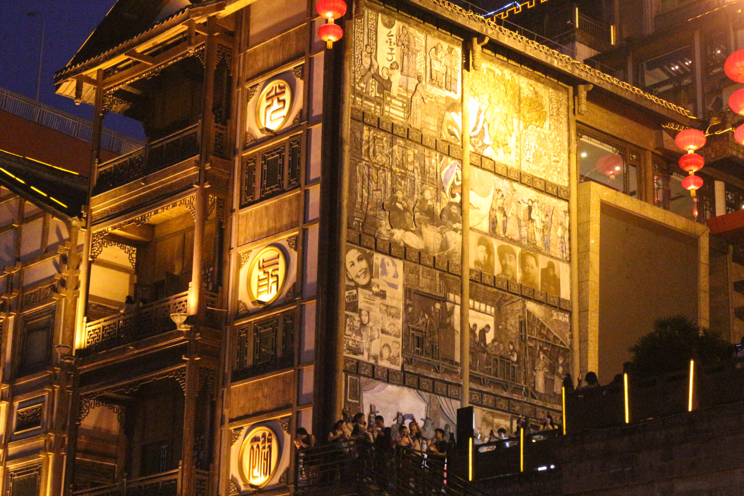 纵观整条长江线的众多城市，山城重庆或许是最特别的那个