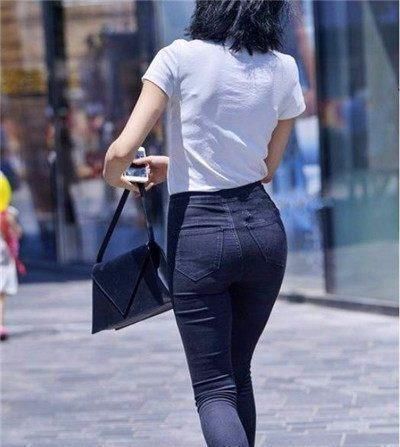 紧身牛仔裤，能衬托出美女身材，显现女性的气质