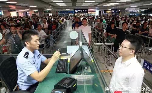 领跑全国！拱北边检暑假期间共验放出入境旅客2383万人次