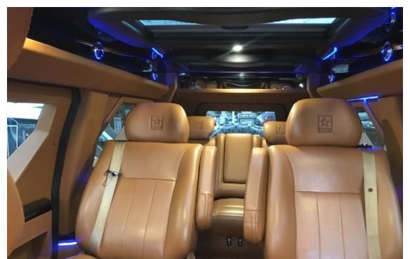  『婚车』花3千租来乔治巴顿战车当婚车，未婚妻点头同意，接亲时满意笑了