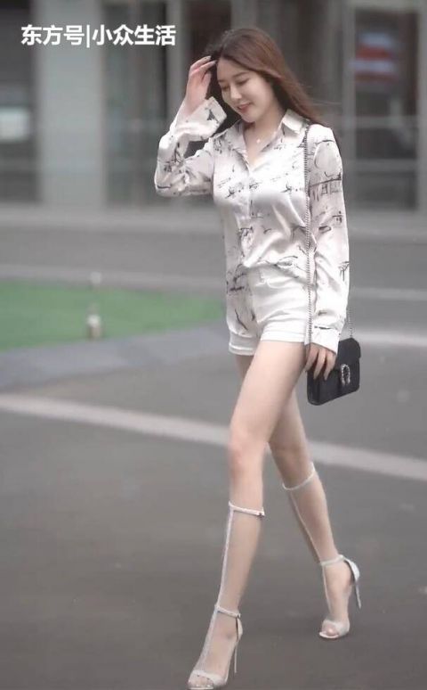 好看|美女真丝衬衫配热裤,奇怪的造型:越简单越好看!
