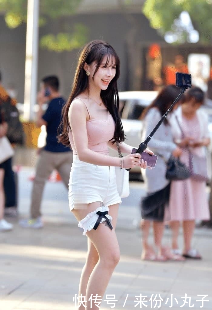  『偶遇』路人街拍：偶遇穿粉白搭配的小姐姐，腿上是什么，太时髦了
