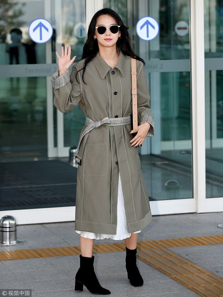 尹胜雅穿风衣凹造型秀细长美腿  对镜头鞠躬发射爱心亲民范