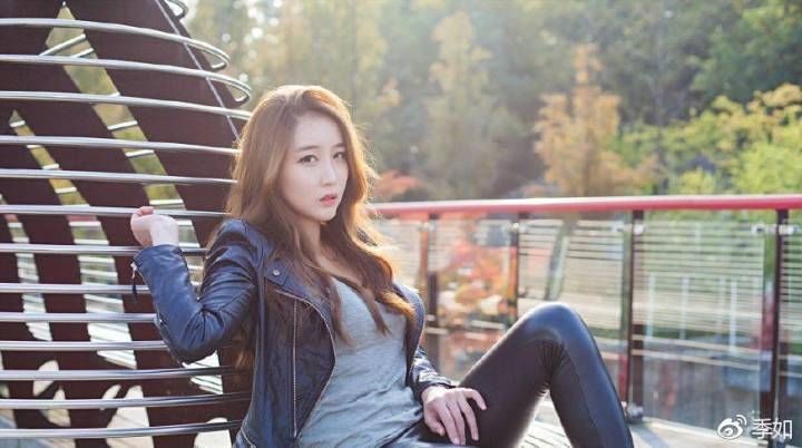 图4皮裤美女，清纯如邻家少女一般!