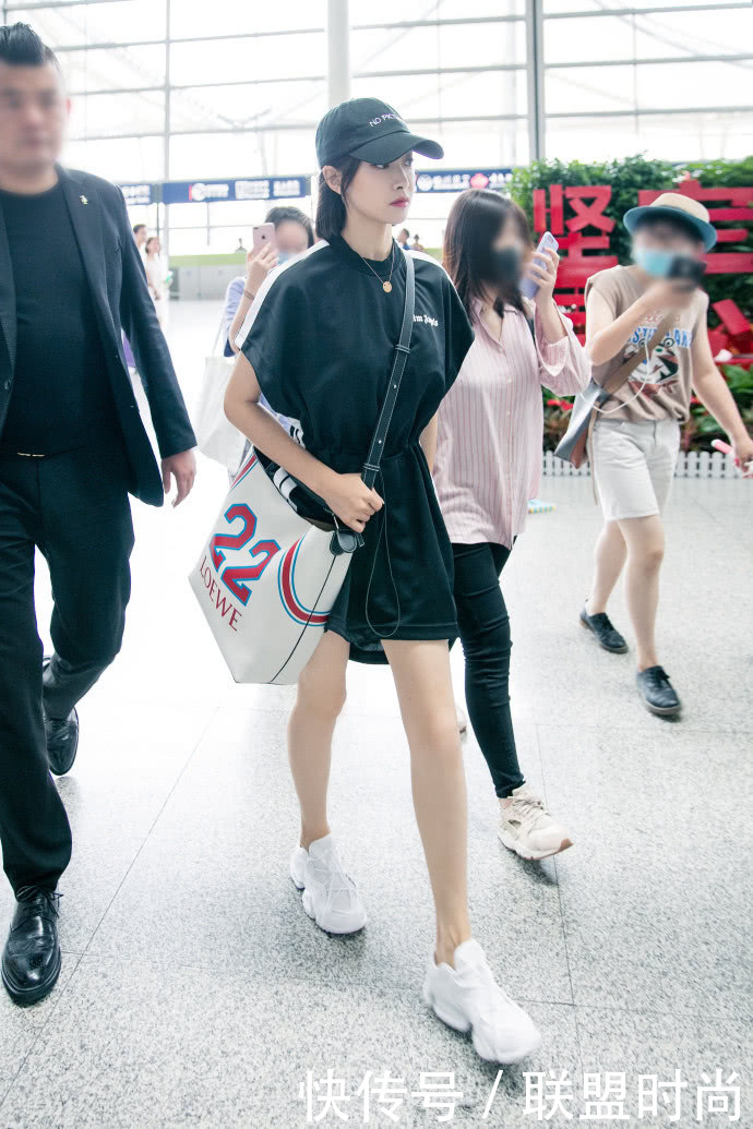 宋茜大长腿又回来了!穿T恤裙大秀好身材,网友:这腿是真实的?