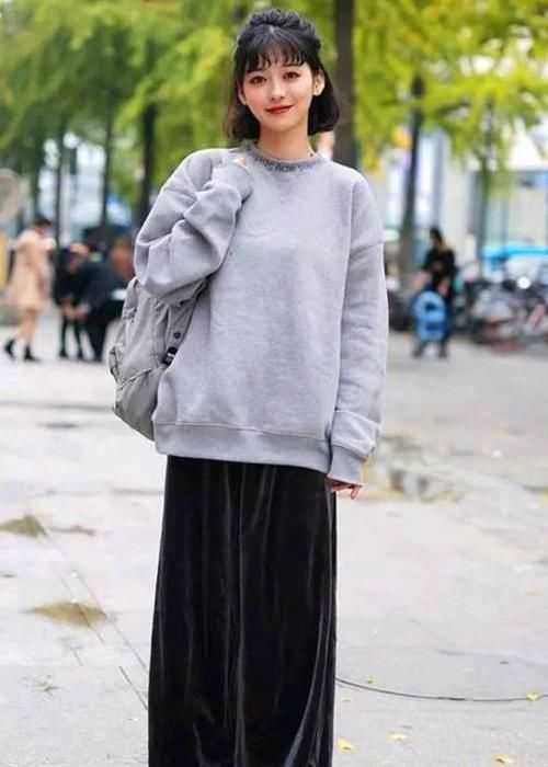  [休闲裤]街拍：亭亭玉立的美女，一件灰色上衣配黑色休闲裤，优雅休闲气息