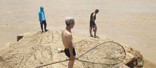 无人机航拍黄河泄洪，发现5个人水里冒险捞鱼，一根绳子防溺水